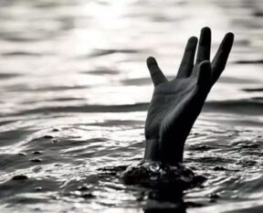 dead in water