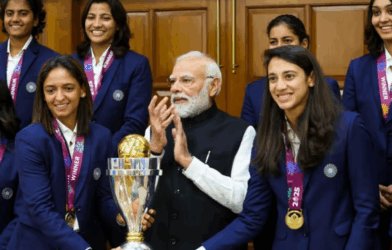 modi with women team
