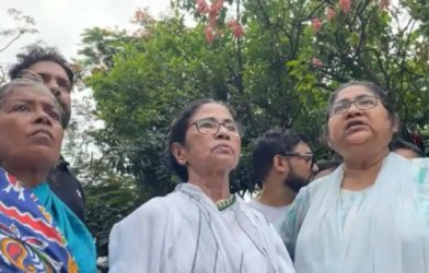 mamata banerjee with dola sen