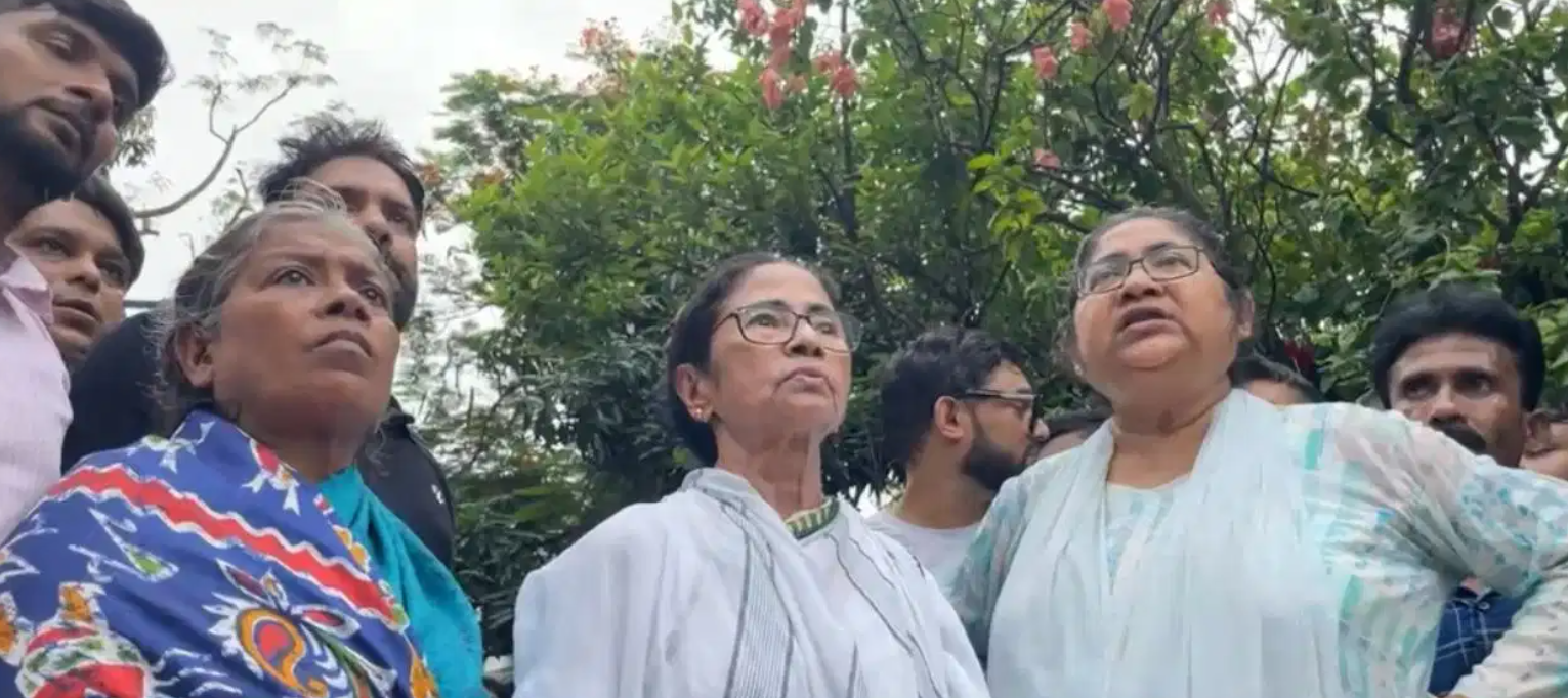 mamata banerjee with dola sen